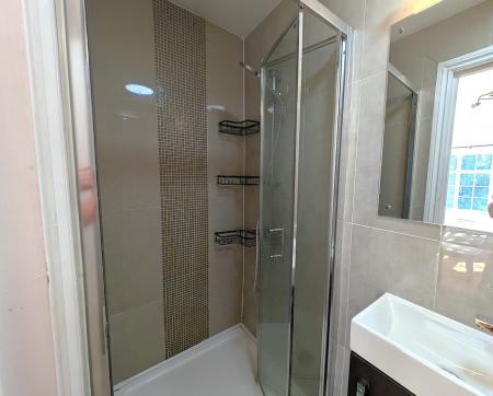 2 bedroom Flat to let in Selborne Gardens, Hendon, London, NW4