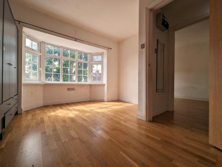 2 bedroom Flat to let in Selborne Gardens, Hendon, London, NW4