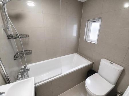 6 bedroom Semi-detached house to let in Ennis Road, Finsbury Park, London, N4