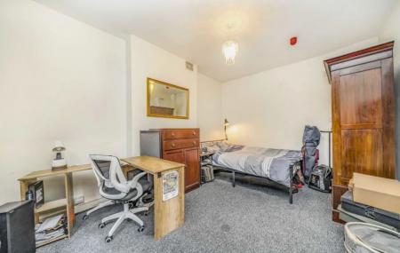6 bedroom Semi-detached house to let in Ennis Road, Finsbury Parl, London, N4