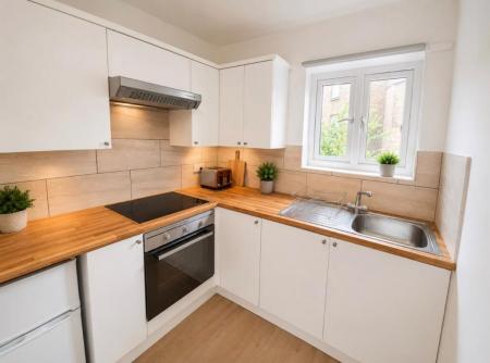 6 bedroom Semi-detached house to let in Ennis Road, Finsbury Park, London, N4