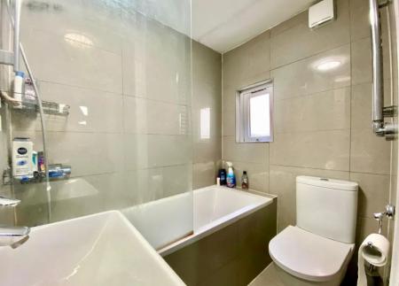 6 bedroom Semi-detached house to let in Ennis Road, Finsbury Park, London, N4