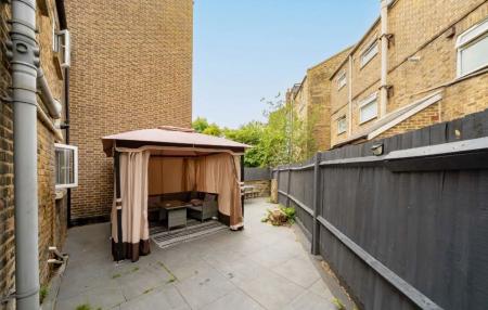 6 bedroom Semi-detached house to let in Ennis Road, Finsbury Park, London, N4