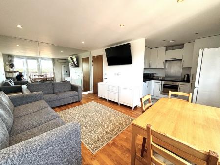 2 bedroom Flat to let in 87 Greyhound HIll, Hendon, London, NW4
