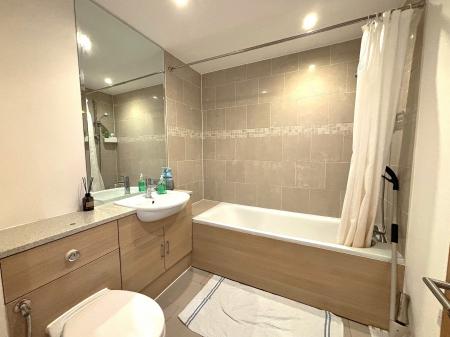 2 bedroom Flat to let in 87 Greyhound HIll, Hendon, London, NW4