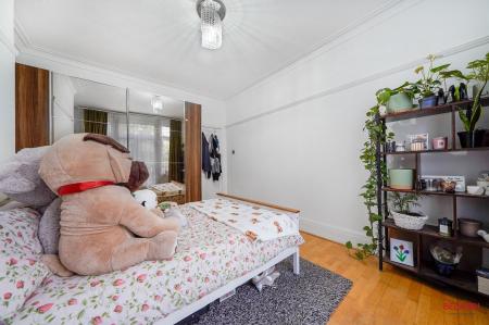 2 bedroom Flat for sale in Sevington Road, Hendon, London, NW4