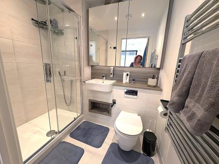 2 bedroom Flat to let in Bute Close, London, Colindale, NW9