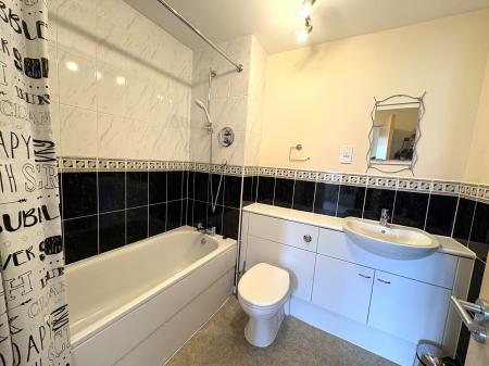 3 bedroom Flat to let in Grandholm Crescent, Grandholm, Aberdeen, AB22