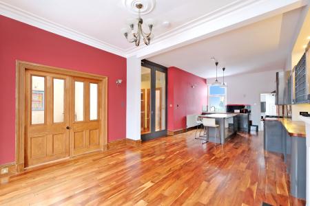 4 bedroom Flat for sale in Richmondhill Place, Aberdeen, AB15