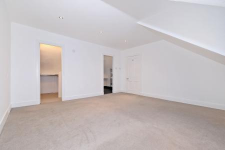 4 bedroom Flat for sale in Richmondhill Place, Aberdeen, AB15