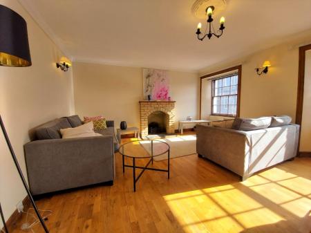 3 bedroom Flat to let in Castle Street, Aberdeen, AB11