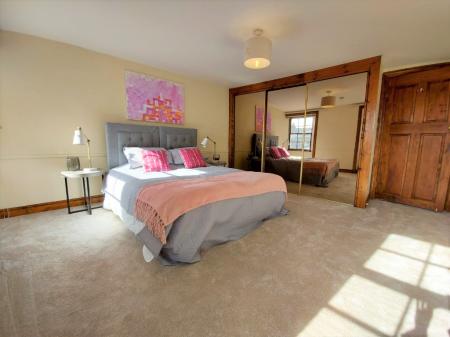 3 bedroom Flat to let in Castle Street, Aberdeen, AB11