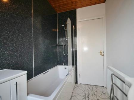 3 bedroom Flat to let in Linksfield Place, Pittodrie, Aberdeen, AB24