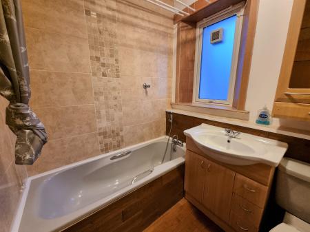 2 bedroom Flat to let in Tullos Place, Torry, Aberdeen, AB11