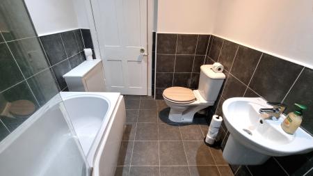 2 bedroom Flat to let in Elmbank Terrace, Kittybrewster, Aberdeen, AB24