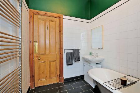 2 bedroom Apartment for sale in Loanhead Terrace, Rosemount, Aberdeen, AB25