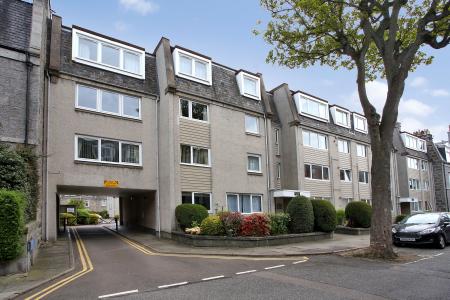 2 bedroom Flat for sale in Richmond Court, Rosemount, Aberdeen, AB25