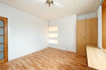 2 bedroom Flat for sale in Tullos Place, Torry, Aberdeen, AB11