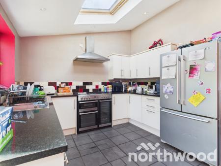 3 bedroom Semi-detached house for sale in Ashborne Close, Kennington, Ashford, TN24