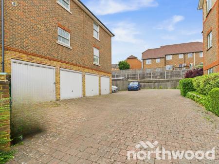 2 bedroom Flat for sale in Running Foxes Lane, Singleton, Ashford, TN23