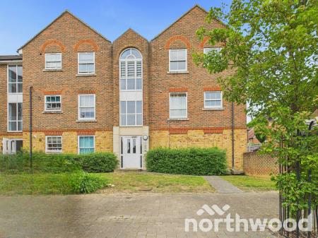 2 bedroom Flat for sale in Running Foxes Lane, Singleton, Ashford, TN23