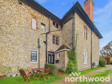 2 bedroom Flat for sale in Grove Flats, Pluckley, TN27