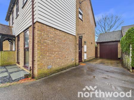 2 bedroom Semi-detached house for sale in Old Orchard, Singleton, Ashford, TN23