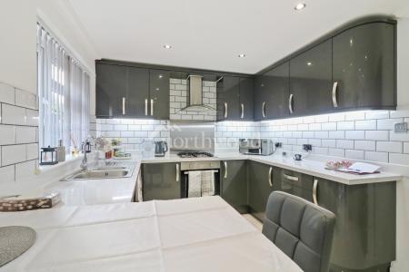 3 bedroom Terraced House to let in Cheviot Way, Ashford, TN24