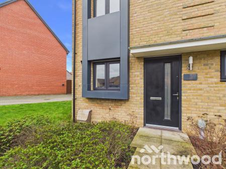 4 bedroom Semi-detached house to let in Heritage Road, Ashford, Ashford, TN25