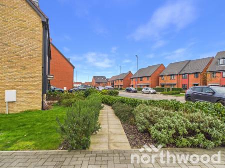 4 bedroom Semi-detached house to let in Heritage Road, Ashford, Ashford, TN25