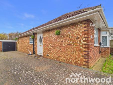 2 bedroom Bungalow for sale in Bybrook Road, Kennington, Ashford, TN24