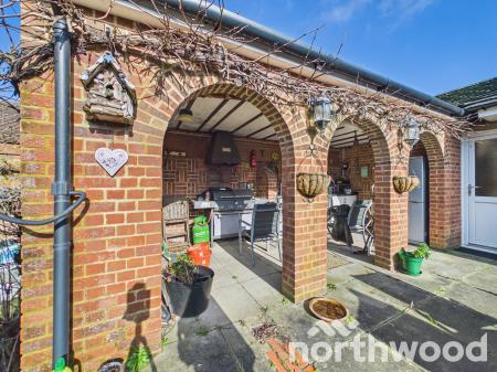 2 bedroom Bungalow for sale in Hornash Lane, Shadoxhurst, TN26