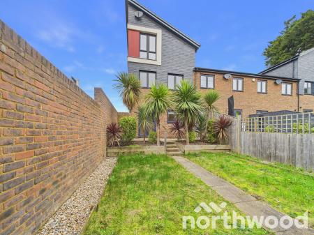 4 bedroom Town house for sale in Pavilion View, Ashford, Ashford, TN23