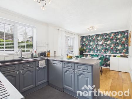 4 bedroom Detached house for sale in Viburnum Close, Ashford, Ashford, TN23