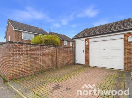 4 bedroom Detached house for sale in Viburnum Close, Ashford, Ashford, TN23