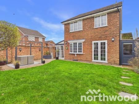 4 bedroom Detached house for sale in Viburnum Close, Ashford, Ashford, TN23