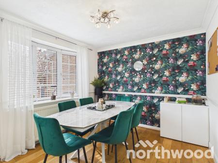 4 bedroom Detached house for sale in Viburnum Close, Ashford, Ashford, TN23