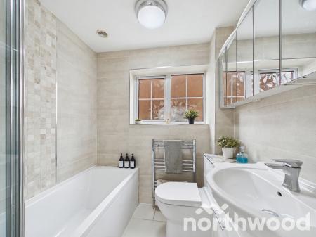 4 bedroom Detached house for sale in Viburnum Close, Ashford, Ashford, TN23