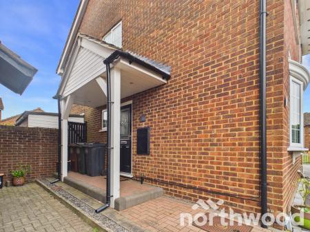 4 bedroom Detached house for sale in Viburnum Close, Ashford, Ashford, TN23