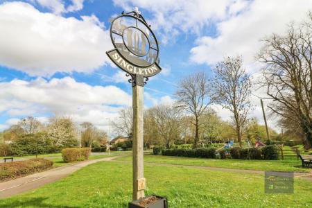 2 bedroom Flat for sale in Longacre Road, Singleton, Ashford, TN23