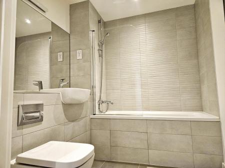 2 bedroom Flat to let in Cantia Place, Ashford, TN23