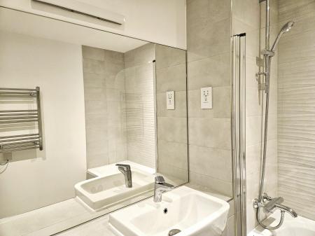 2 bedroom Flat to let in Cantia Place, Ashford, TN23