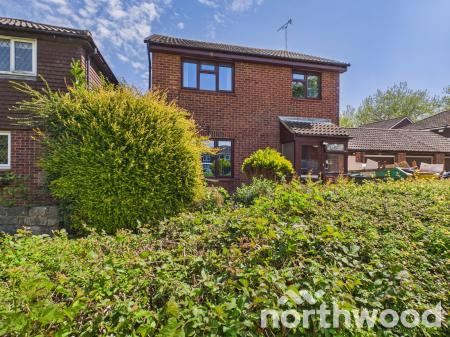 4 bedroom Detached house to let in Lakemead, Singleton, Ashford, TN23
