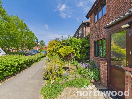 4 bedroom Detached house to let in Lakemead, Singleton, Ashford, TN23