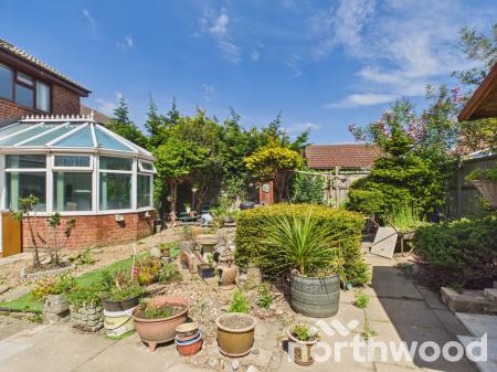 4 bedroom Detached house to let in Lakemead, Singleton, Ashford, TN23