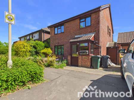 4 bedroom Detached house to let in Lakemead, Singleton, Ashford, TN23