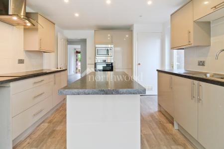 5 bedroom Detached house to let in Swan Lane, Sellindge, TN25