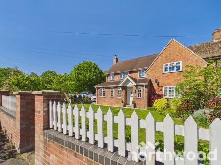 4 bedroom Semi-detached house for sale in Common Way, Hothfield, TN26