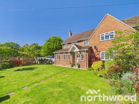 4 bedroom Semi-detached house for sale in Common Way, Hothfield, TN26