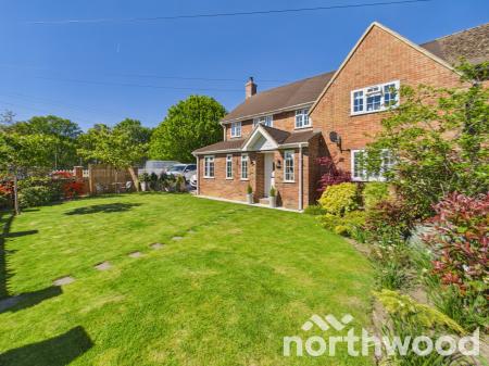 4 bedroom Semi-detached house for sale in Common Way, Hothfield, TN26